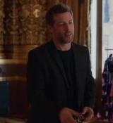 Emily_in_Paris_S02E06_WEBRip_x264-ION10_0497.jpg