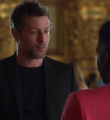 Emily_in_Paris_S02E06_WEBRip_x264-ION10_0521.jpg