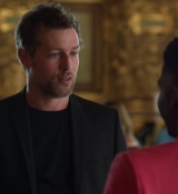 Emily_in_Paris_S02E06_WEBRip_x264-ION10_0527.jpg
