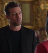 Emily_in_Paris_S02E06_WEBRip_x264-ION10_0537.jpg