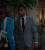 Emily_in_Paris_S02E06_WEBRip_x264-ION10_0727.jpg