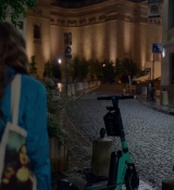 Emily_in_Paris_S02E06_WEBRip_x264-ION10_0747.jpg