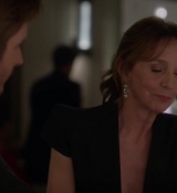 Emily_in_Paris_S02E06_WEBRip_x264-ION10_0777.jpg