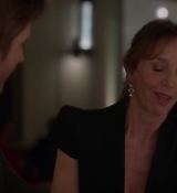 Emily_in_Paris_S02E06_WEBRip_x264-ION10_0789.jpg