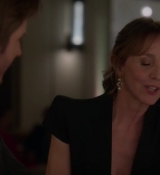 Emily_in_Paris_S02E06_WEBRip_x264-ION10_0790.jpg