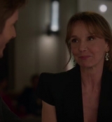 Emily_in_Paris_S02E06_WEBRip_x264-ION10_0794.jpg