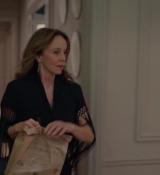 Emily_in_Paris_S02E06_WEBRip_x264-ION10_0830.jpg