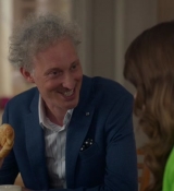 Emily_in_Paris_S02E06_WEBRip_x264-ION10_0850.jpg