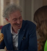 Emily_in_Paris_S02E06_WEBRip_x264-ION10_0851.jpg