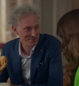 Emily_in_Paris_S02E06_WEBRip_x264-ION10_0852.jpg