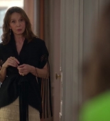 Emily_in_Paris_S02E06_WEBRip_x264-ION10_0878.jpg