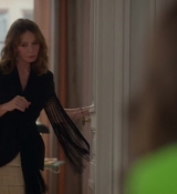Emily_in_Paris_S02E06_WEBRip_x264-ION10_0887.jpg