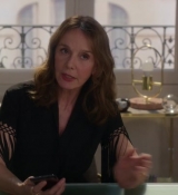 Emily_in_Paris_S02E06_WEBRip_x264-ION10_0941.jpg