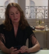 Emily_in_Paris_S02E06_WEBRip_x264-ION10_0953.jpg