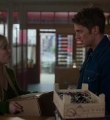 Emily_in_Paris_S02E06_WEBRip_x264-ION10_1006.jpg