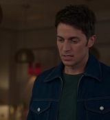 Emily_in_Paris_S02E06_WEBRip_x264-ION10_1008.jpg