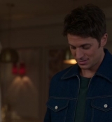Emily_in_Paris_S02E06_WEBRip_x264-ION10_1016.jpg