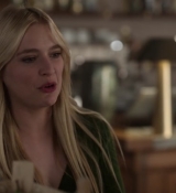 Emily_in_Paris_S02E06_WEBRip_x264-ION10_1017.jpg