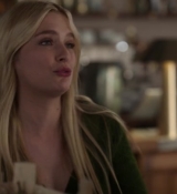 Emily_in_Paris_S02E06_WEBRip_x264-ION10_1034.jpg