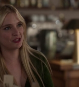 Emily_in_Paris_S02E06_WEBRip_x264-ION10_1042.jpg