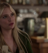 Emily_in_Paris_S02E06_WEBRip_x264-ION10_1046.jpg