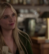 Emily_in_Paris_S02E06_WEBRip_x264-ION10_1055.jpg