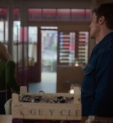 Emily_in_Paris_S02E06_WEBRip_x264-ION10_1070.jpg