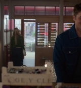 Emily_in_Paris_S02E06_WEBRip_x264-ION10_1073.jpg