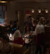 Emily_in_Paris_S02E06_WEBRip_x264-ION10_1087.jpg