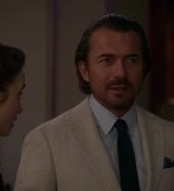 Emily_in_Paris_S02E06_WEBRip_x264-ION10_1113.jpg