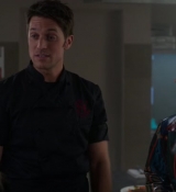 Emily_in_Paris_S02E06_WEBRip_x264-ION10_1364.jpg