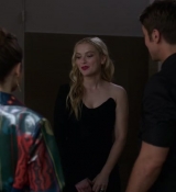 Emily_in_Paris_S02E06_WEBRip_x264-ION10_1369.jpg
