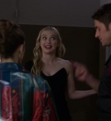 Emily_in_Paris_S02E06_WEBRip_x264-ION10_1402.jpg