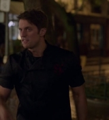 Emily_in_Paris_S02E06_WEBRip_x264-ION10_1662.jpg