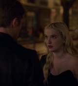 Emily_in_Paris_S02E06_WEBRip_x264-ION10_1675.jpg