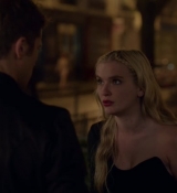 Emily_in_Paris_S02E06_WEBRip_x264-ION10_1680.jpg