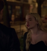 Emily_in_Paris_S02E06_WEBRip_x264-ION10_1682.jpg