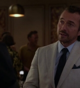 Emily_in_Paris_S02E06_WEBRip_x264-ION10_1828.jpg