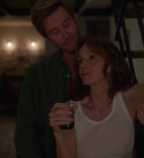 Emily_in_Paris_S02E06_WEBRip_x264-ION10_1909.jpg