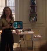 Emily_in_Paris_S02E06_WEBRip_x264-ION10_2126.jpg