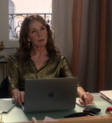 Emily_in_Paris_S02E06_WEBRip_x264-ION10_2227.jpg