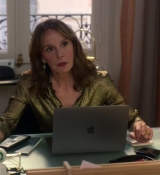 Emily_in_Paris_S02E06_WEBRip_x264-ION10_2272.jpg