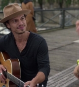 Emily_in_Paris_S02E06_WEBRip_x264-ION10_2368.jpg