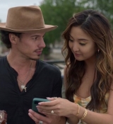 Emily_in_Paris_S02E06_WEBRip_x264-ION10_2404.jpg