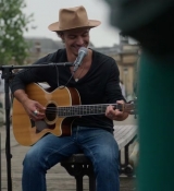 Emily_in_Paris_S02E06_WEBRip_x264-ION10_2460.jpg