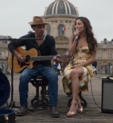 Emily_in_Paris_S02E06_WEBRip_x264-ION10_2509.jpg