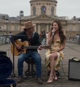 Emily_in_Paris_S02E06_WEBRip_x264-ION10_2514.jpg