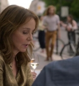 Emily_in_Paris_S02E06_WEBRip_x264-ION10_2594.jpg