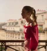 Emily_in_Paris_S02E07_WEBRip_x264-ION10_0047.jpg