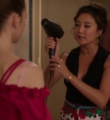 Emily_in_Paris_S02E07_WEBRip_x264-ION10_0094.jpg